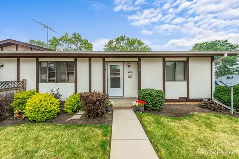909 Wiltshire Dr #4, Mchenry, IL 60050