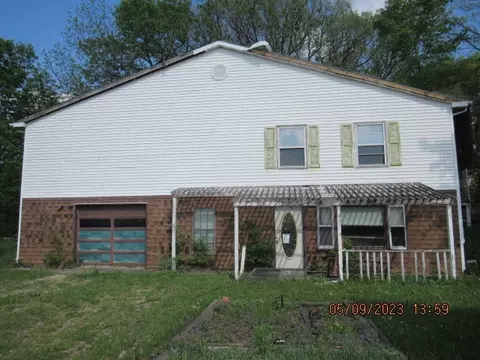 8800 Wagon Trail Rd, Clinton, IL 61727