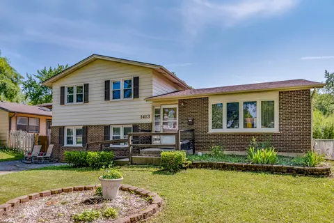 1413 S Robert Dr, Mount Prospect, IL 60056