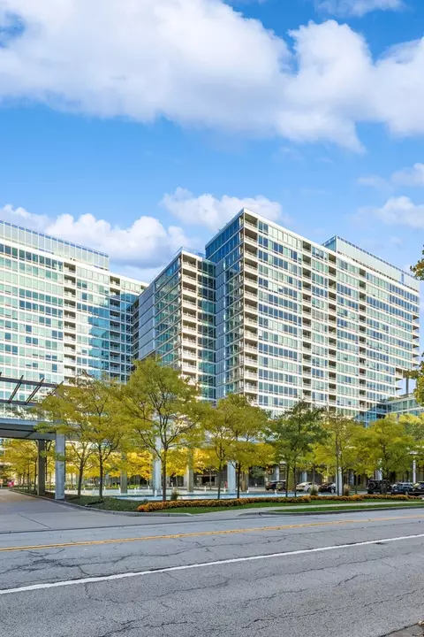 9655 Woods Dr #2010, Skokie, IL 60077