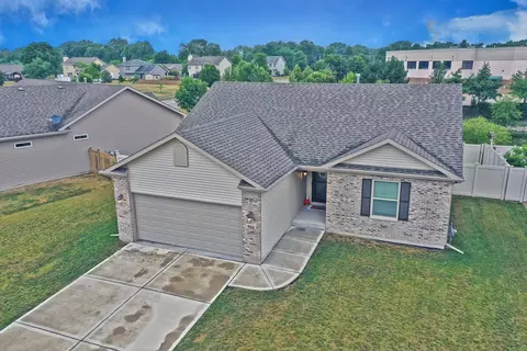 966 S Foxgrove Dr, Coal City, IL 60416