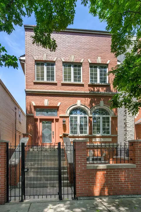 1512 W Wolfram St, Chicago, IL 60657