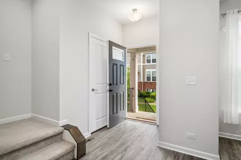 31 Nicholas Dr E, Des Plaines, IL 60016 photo 4