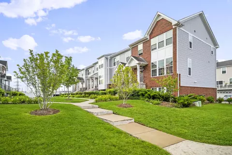 31 Nicholas Dr E, Des Plaines, IL 60016