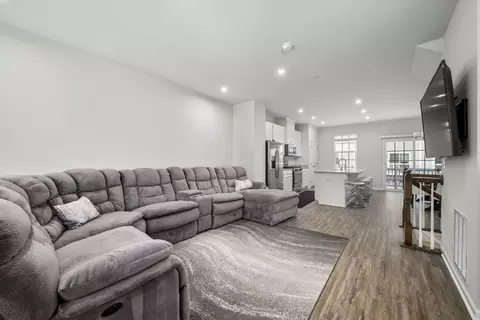 31 Nicholas Dr E, Des Plaines, IL 60016 photo 5