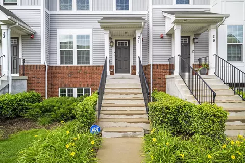 31 Nicholas Dr E, Des Plaines, IL 60016 photo 3