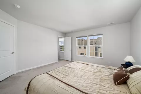 31 Nicholas Dr E, Des Plaines, IL 60016 photo 16