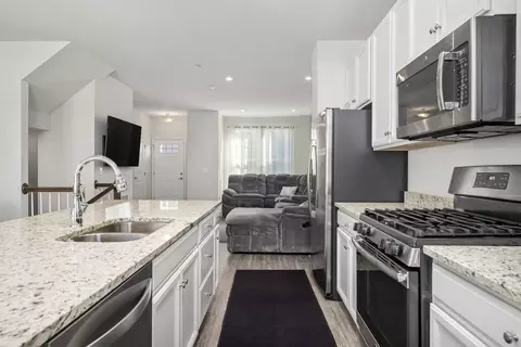 31 Nicholas Dr E, Des Plaines, IL 60016 photo 10