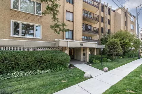 900 S River Rd #5B, Des Plaines, IL 60016
