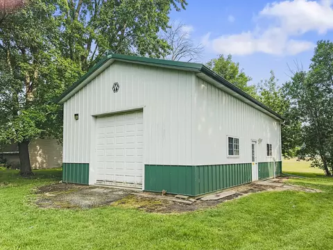 285 N 1st St, Sheldon, IL 60966 photo 2