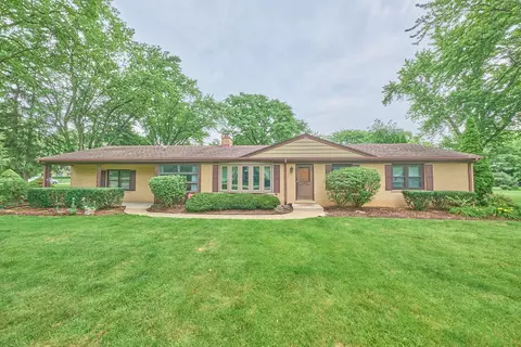 21 Lynn Dr, Hawthorn Woods, IL 60047