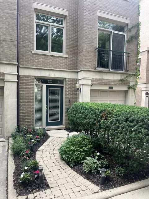 2726 N Janssen Ave #B, Chicago, IL 60614