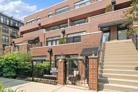 2932 N River Walk Dr, Chicago, IL 60618