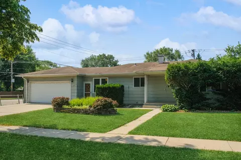 813 S Fletcher Dr, Wheeling, IL 60090