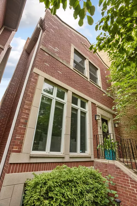 2325 W Mclean Ave, Chicago, IL 60647