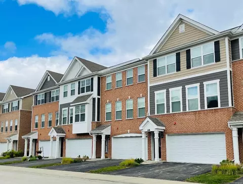 48 Grey Wolf Dr, Wheeling, IL 60090