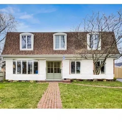 4 Indian Dr, Clarendon Hills, IL 60514