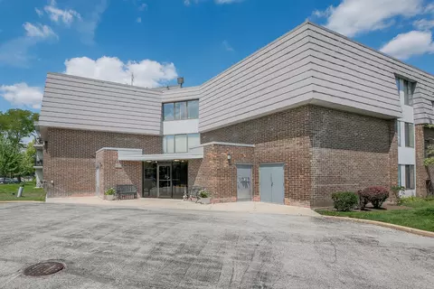 924 S Lake Ct #4-111, Westmont, IL 60559
