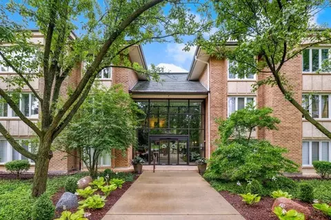 2 Oak Brook Club Dr #B211, Oak Brook, IL 60523
