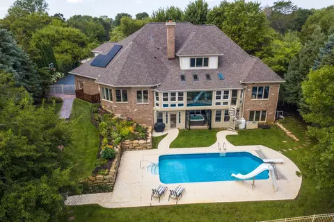2218 Bay Oaks Dr, Mchenry, IL 60051