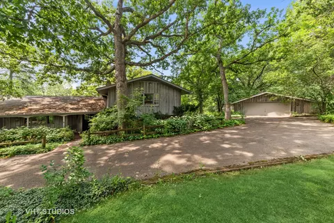 128 Palm Dr, Barrington, IL 60010