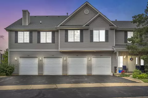 995 Castleshire Dr, Woodstock, IL 60098