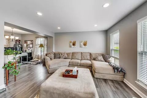 549 Foxford Rd, Bartlett, IL 60103 photo 2