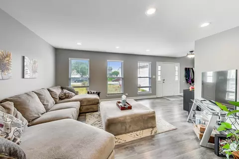 549 Foxford Rd, Bartlett, IL 60103 photo 4