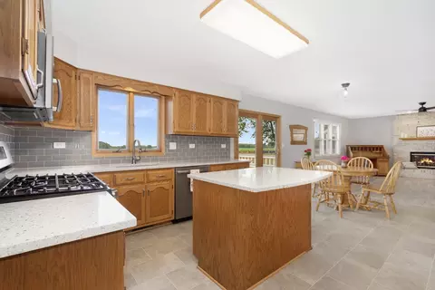 308 Shawnee Dr, Minooka, IL 60447 photo 4