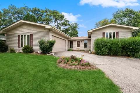 141 Rose Tree Ln, Lindenhurst, IL 60046
