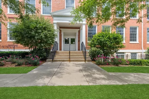 154 School St #T5, Libertyville, IL 60048