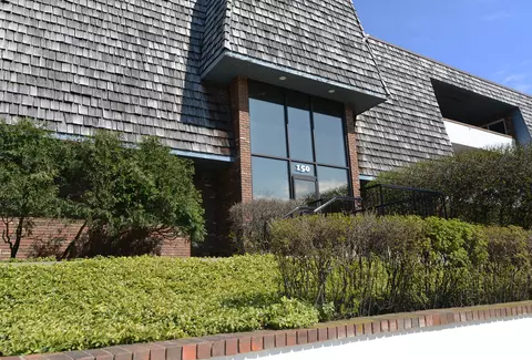 150 Red Top Dr #203, Libertyville, IL 60048