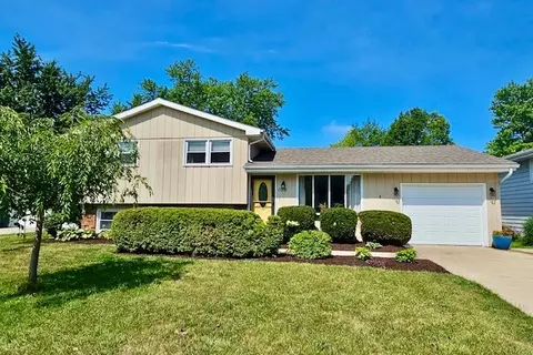 106 N Sesame St, Bloomington, IL 61704