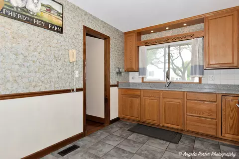 300 E Country Dr, Bartlett, IL 60103 photo 9
