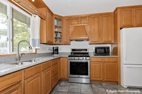 300 E Country Dr, Bartlett, IL 60103 photo 8