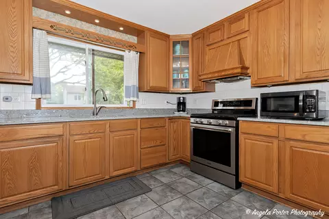 300 E Country Dr, Bartlett, IL 60103 photo 4