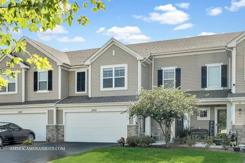 1435 Lighthouse Ln, Pingree Grove, IL 60140