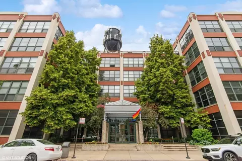 1800 W Roscoe St #324, Chicago, IL 60657