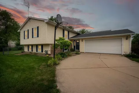1411 Chadwick Dr, Normal, IL 61761 photo 2