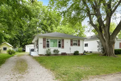 208 E Barker St, Tuscola, IL 61953