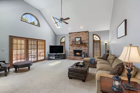 655 Red Maple Ln, Roselle, IL 60172 photo 12