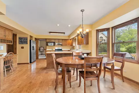 655 Red Maple Ln, Roselle, IL 60172 photo 9