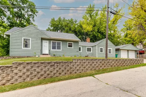 21 S Hickory Ave, Fox Lake, IL 60020