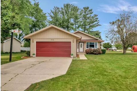 912 Robert Webb Dr, Monticello, IL 61856