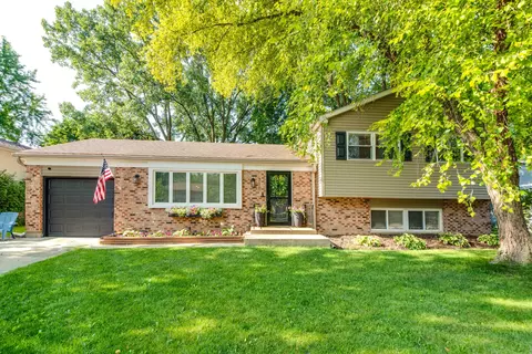 711 Dartmoor Dr, Crystal Lake, IL 60014