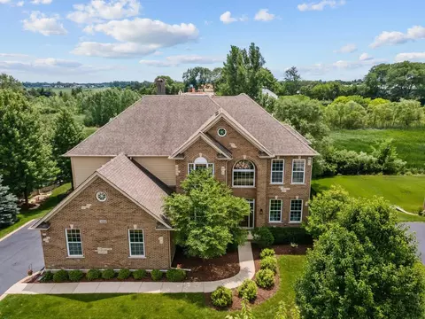 2404 Hunt Ln, Batavia, IL 60510