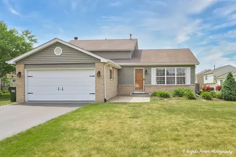 7 Danbury Ct, Lake In The Hills, IL 60156