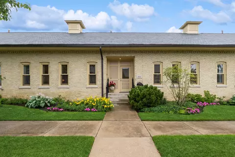832 Stables Ct W #832, Highwood, IL 60040