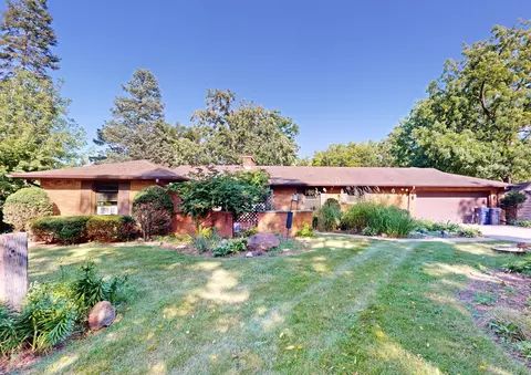 927 Hillcrest Rd, Elgin, IL 60123