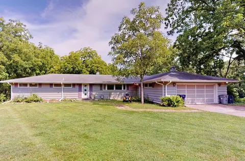 935 Hillcrest Rd, Elgin, IL 60123